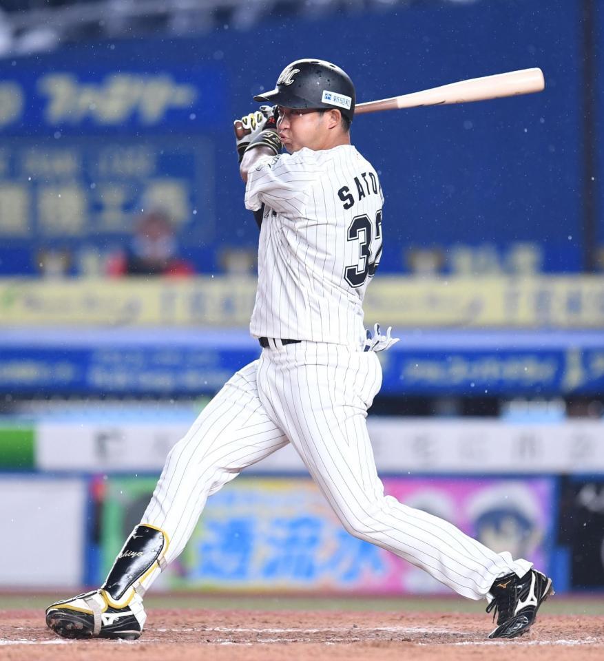 　７回、同点の中前２点適時打を放つ代打・佐藤（撮影・開出牧）