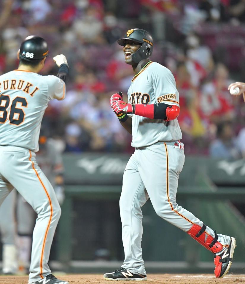 　９回、来日初安打となる２ランを放ち、笑顔で生還する巨人・モタ（撮影・立川洋一郎）