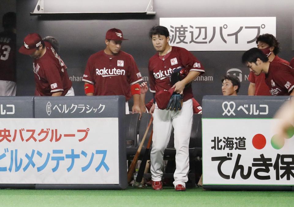 　日本ハムに大敗し、引き揚げる浅村（中央）ら楽天ナイン（共同）