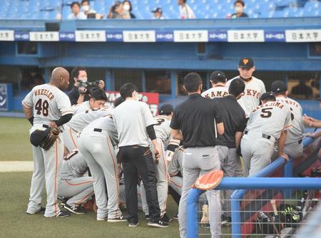 　試合前、円陣を組む巨人ナイン＝神宮球場（撮影・開出牧）