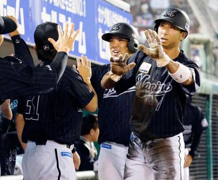 　７回、藤岡の２点打で生還しナインに迎えられるロッテの（右から）福田秀と井上＝楽天生命パーク