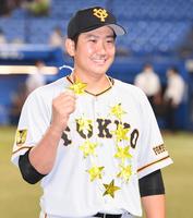 　開幕９連勝で星の首飾りをかけ会心の笑みを浮かべる巨人・菅野智之＝神宮球場（撮影・開出牧）