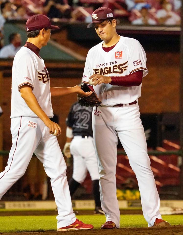 　２回途中、降板する楽天先発の弓削（右）＝楽天生命パーク