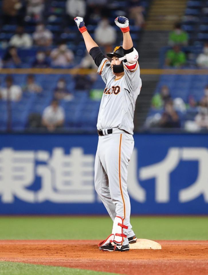 　７回、満塁走者一掃の二塁打を放ちガッツポーズする巨人・菅野＝神宮球場
