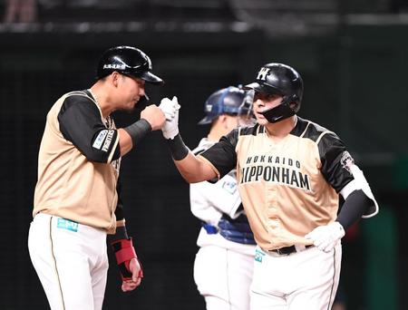 　２回、先制３ランを放ち中田翔（左）とタッチするビヤヌエバ