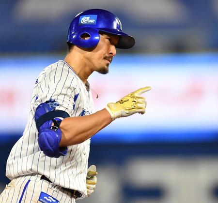 　５回、同点２ランを放ち、本塁へ向かうＤｅＮＡ・梶谷隆幸