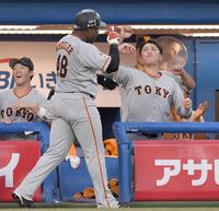　１回、先制の左越え２ランを放ち、坂本勇人（右）らとポーズを決める巨人・ウィーラー