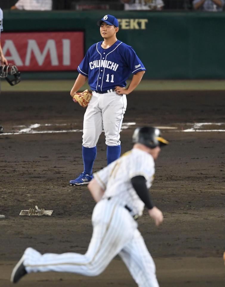 ６回、ボーアに２ランを打たれ、ぼう然と立ちつくす小笠原（撮影・飯室逸平）