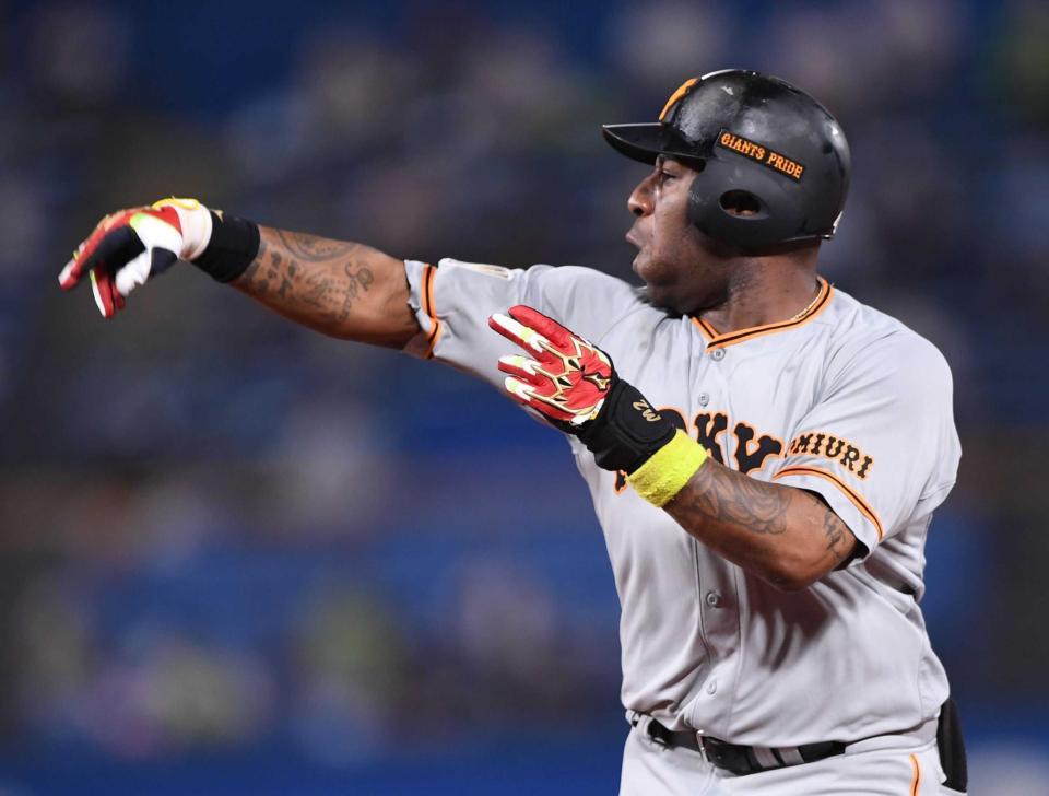 　６回、勝ち越しの左前適時打を放ちポーズを決める巨人・ウィーラー