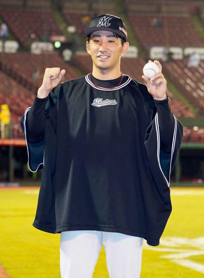 　４勝目を挙げ、笑顔でポーズをとるロッテ・小島（共同）