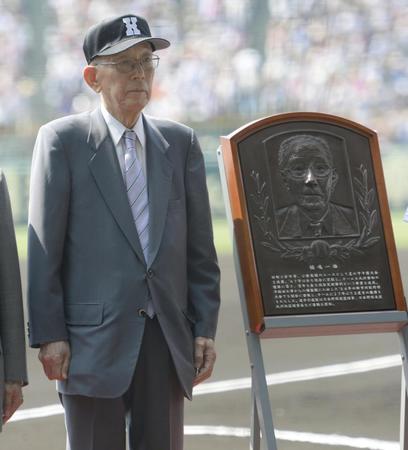 　野球殿堂入りし、表彰式に臨む福島一雄氏＝２０１３年８月１５日、甲子園球場