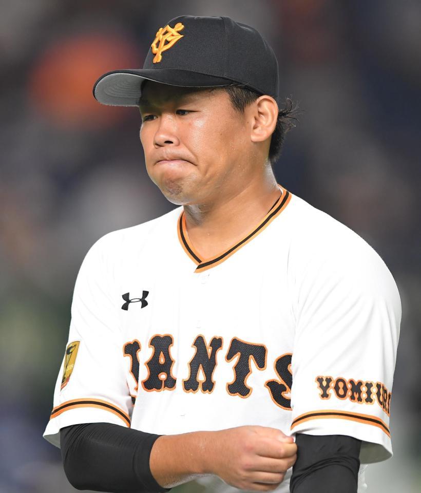 厳しい表情でベンチに戻る巨人・田口＝東京ドーム（撮影・高石航平）