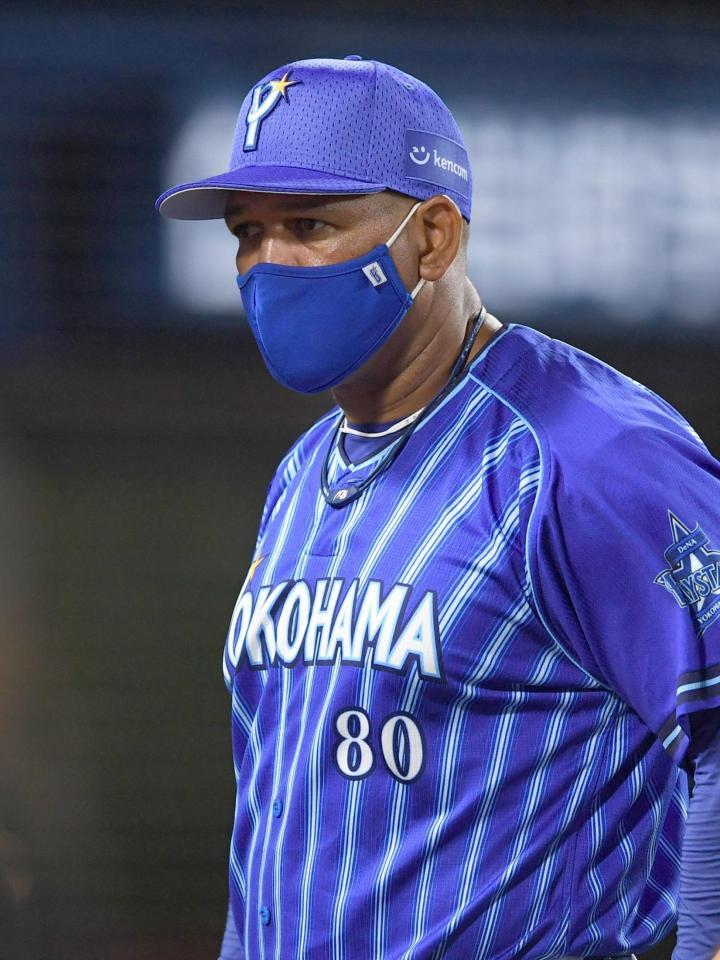 ７回、投手交代を告げベンチへ引き揚げるＤｅＮＡ・ラミレス監督＝横浜スタジアム（撮影・開出牧）