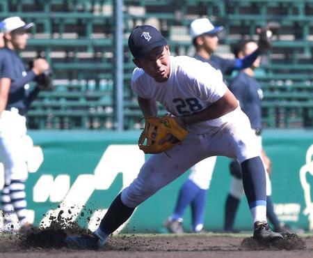 　シートノックで軽快な動きを見せる近江・土田（撮影・北村雅宏）