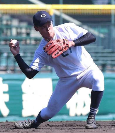 　シートノックでゴロをさばき、二塁へボールを送球する中京大中京・中山（撮影・北村雅宏）