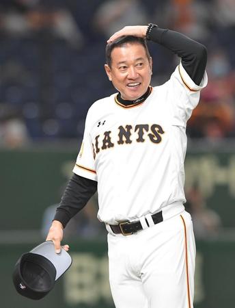 　試合に勝利し、笑顔で整列する原監督（撮影・高石航平）