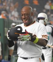 　６回、右越えに２ランを放ち、テレビカメラの前でヘルメットを回すウィーラー（撮影・高石航平）