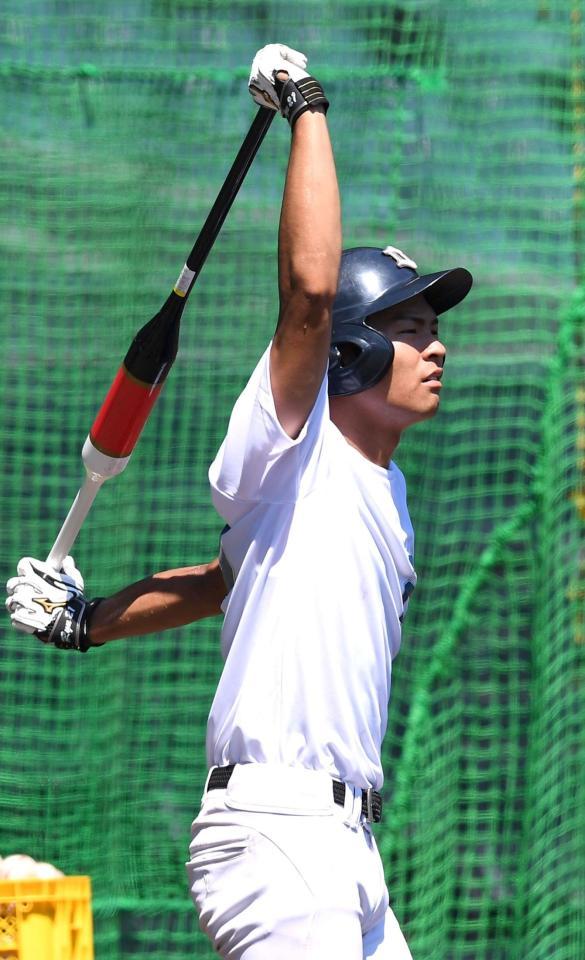 フリー打撃の順番を待つ近江・土田龍空＝甲子園（撮影・北村雅宏）