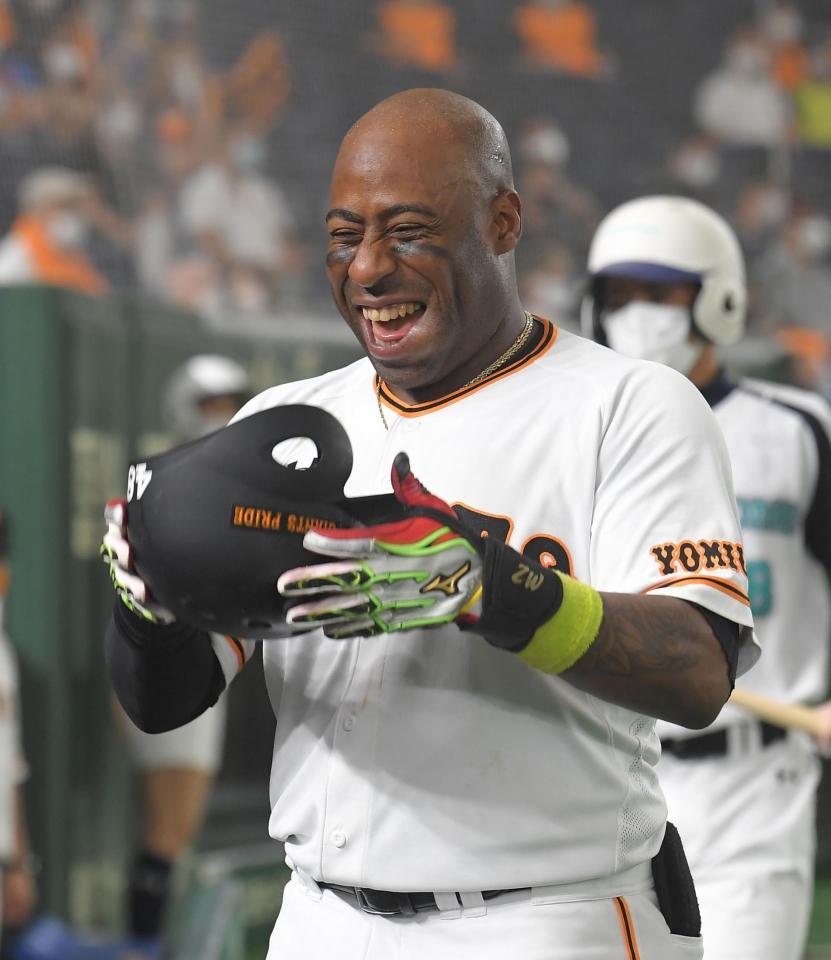 　６回、右越えに２ランを放ち、テレビカメラの前でヘルメットを回すウィーラー（撮影・高石航平）