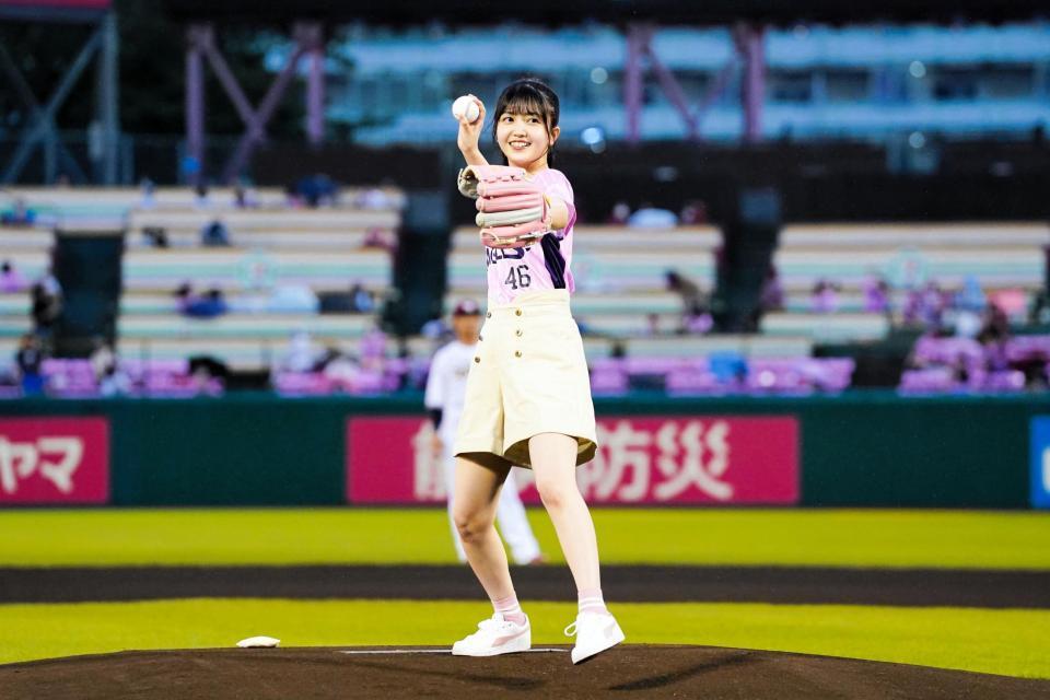 　始球式を務める乃木坂４６の久保史緒里（楽天野球団提供）