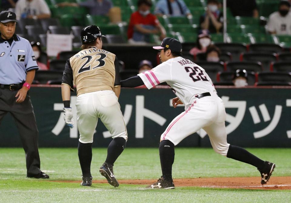 　９回、代打清宮の右前打で二走渡辺（23）が三本間に挟まれタッチアウト。三塁手西田