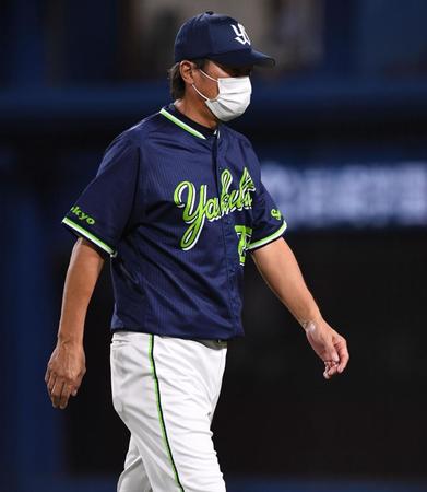 　５回、投手交代を告げベンチへ引き揚げるヤクルト・高津監督