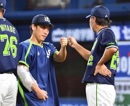 ７勝目を挙げ、高津臣吾監督（右）とグータッチを交わすヤクルト・小川泰弘＝横浜スタジアム（撮影・西岡正）