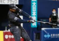 ５回、ジョーンズが３ランを放つ＝京セラドーム