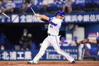DeNA・佐野、バットを折られても…力感あふれるフォームに