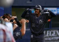 ５回、３ランを放ち、ベンチ前でポーズをとるオリックスのジョーンズ＝京セラドーム