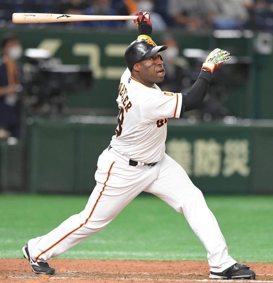 　６回、右越えに２ランを放つ巨人・ウィーラー