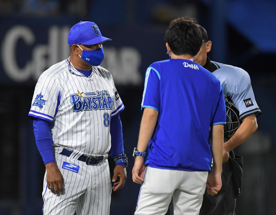 ３回ヤクルトの攻撃前に投手交代を告げるＤｅＮＡ・ラミレス監督（左）＝横浜スタジアム（撮影・伊藤笙子）