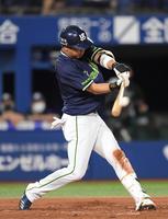 　２回、右翼へ満塁本塁打を放つ山田哲
