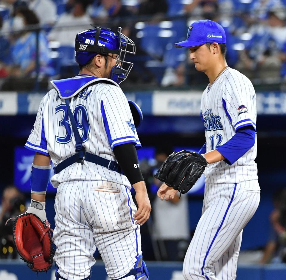 ２回、山田哲に満塁本塁打を浴び、肩を落とす阪口（右）＝撮影・西岡正