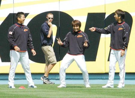 　ＷＢＣでの練習中、笑顔を見せる（左から）松坂、（１人おいて）杉内、藤川＝０９年３月
