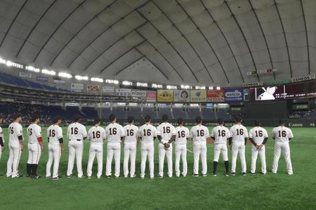 川上哲治さんの背番号１６を着けてプレーする巨人ナイン＝東京ドーム（撮影・金田祐二）