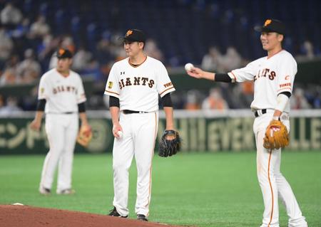 ５回、戸柱の投ゴロの間に失点した菅野