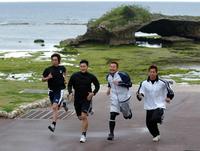 　自主トレで海岸線を走る（左から）藤川、福原、狩野、佐久本＝０５年１月１２日