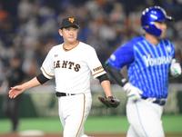 ６回、佐野を二ゴロにしとめ手をたたく菅野
