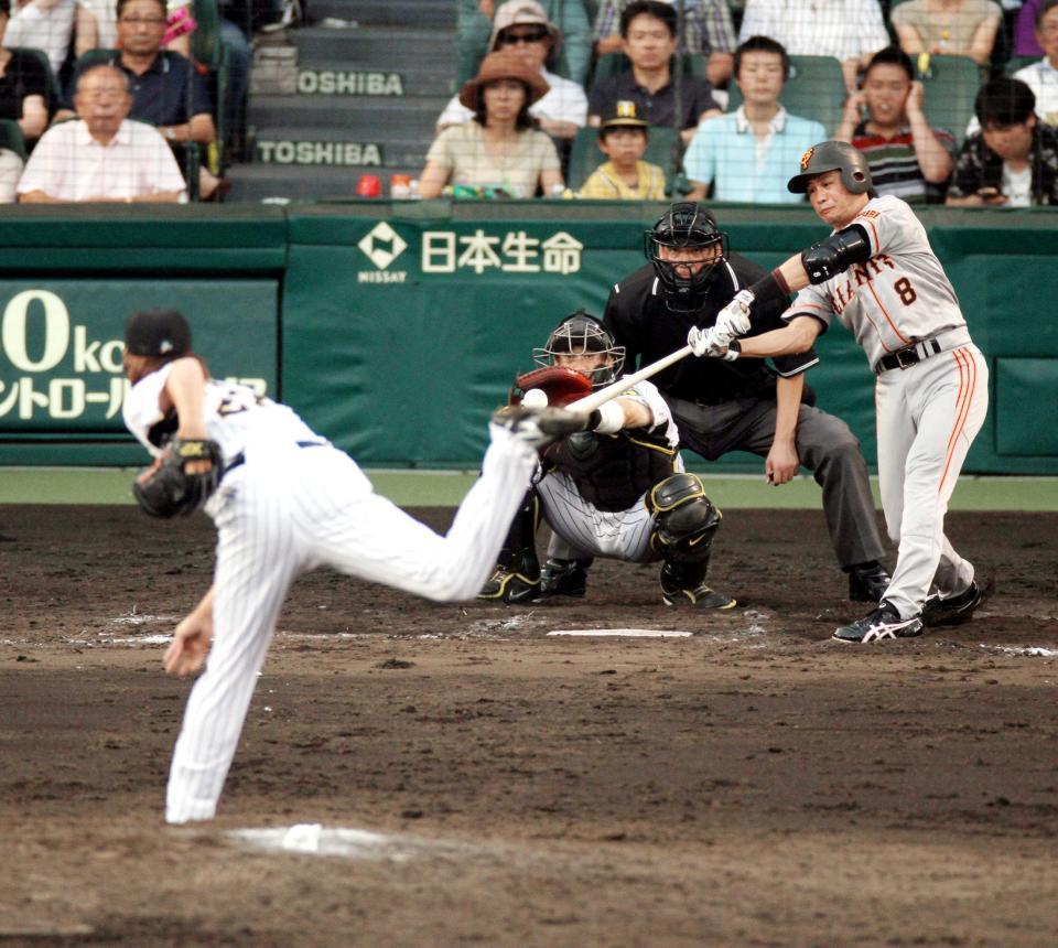 　藤川の前に空振り三振に終わった谷＝２０１０年９月２０日、甲子園