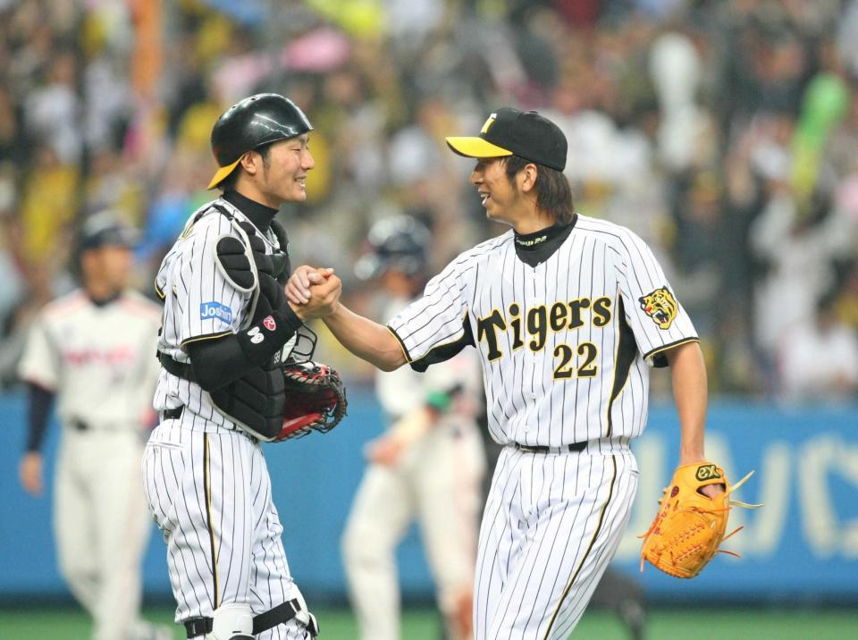 　０９年開幕戦で勝利し、藤川（右）と握手を交わす狩野＝０９年４月３日