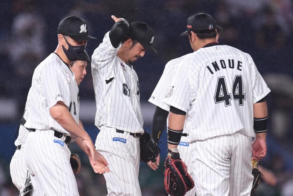 ５回、スパンジェンバーグに四球を与え苦しい表情の先発・大嶺（中央）。左手前は吉井コーチ