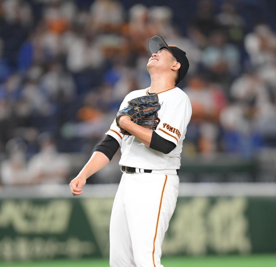 ８回、ソトへのきわどいボールが外れ悔しがる菅野