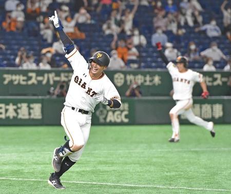 　９回、無死満塁で右前にサヨナラ適時打を放ち、喜ぶ吉川尚（撮影・金田祐二）