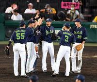 阪神に勝利し喜ぶ近藤（中央）らヤクルトナイン