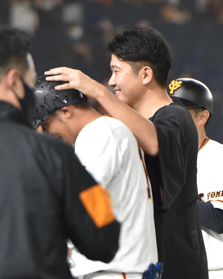 　サヨナラ打の吉川尚を祝福する菅野