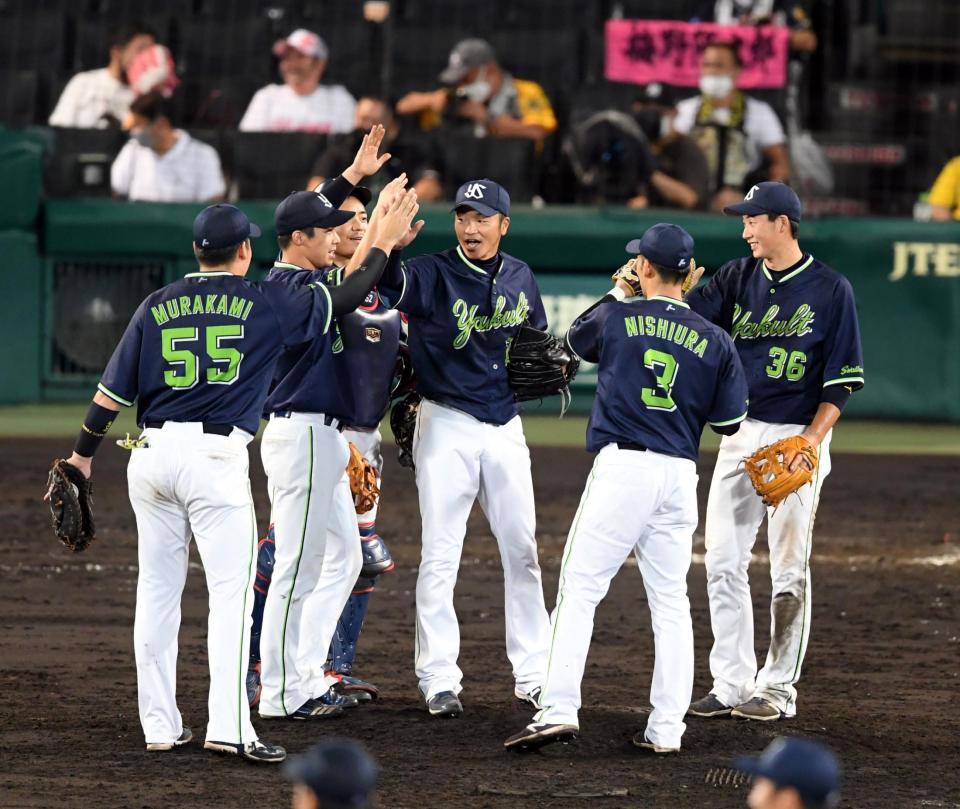 阪神に勝利し喜ぶ近藤（中央）らヤクルトナイン