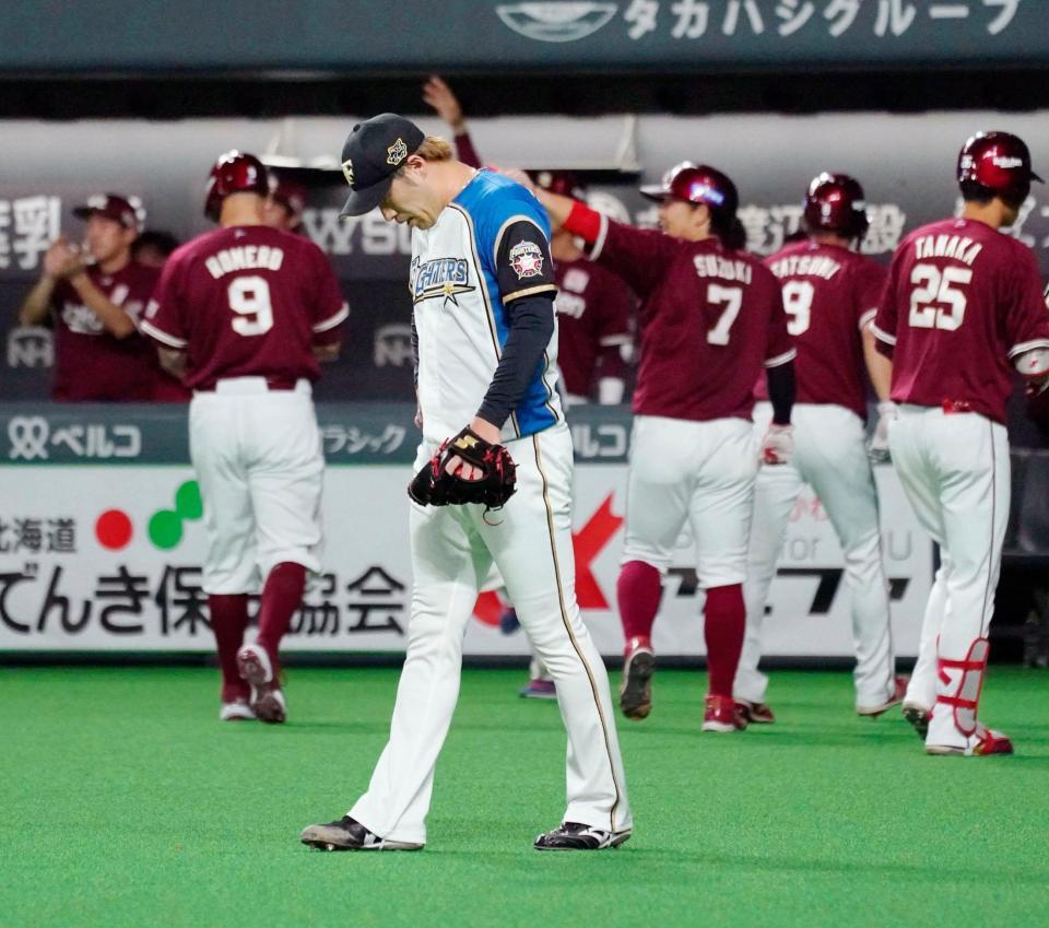 ９回、楽天に同点を許し、うなだれる日本ハム・秋吉＝札幌ドーム