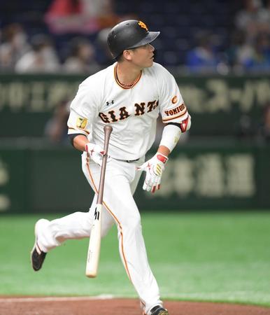 　２回、左中間に２ランを放つ巨人・坂本勇人