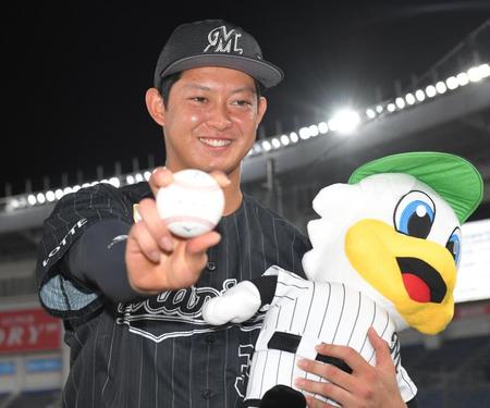 　プロ初本塁打の記念球を手に笑顔を見せるロッテ・佐藤都志也